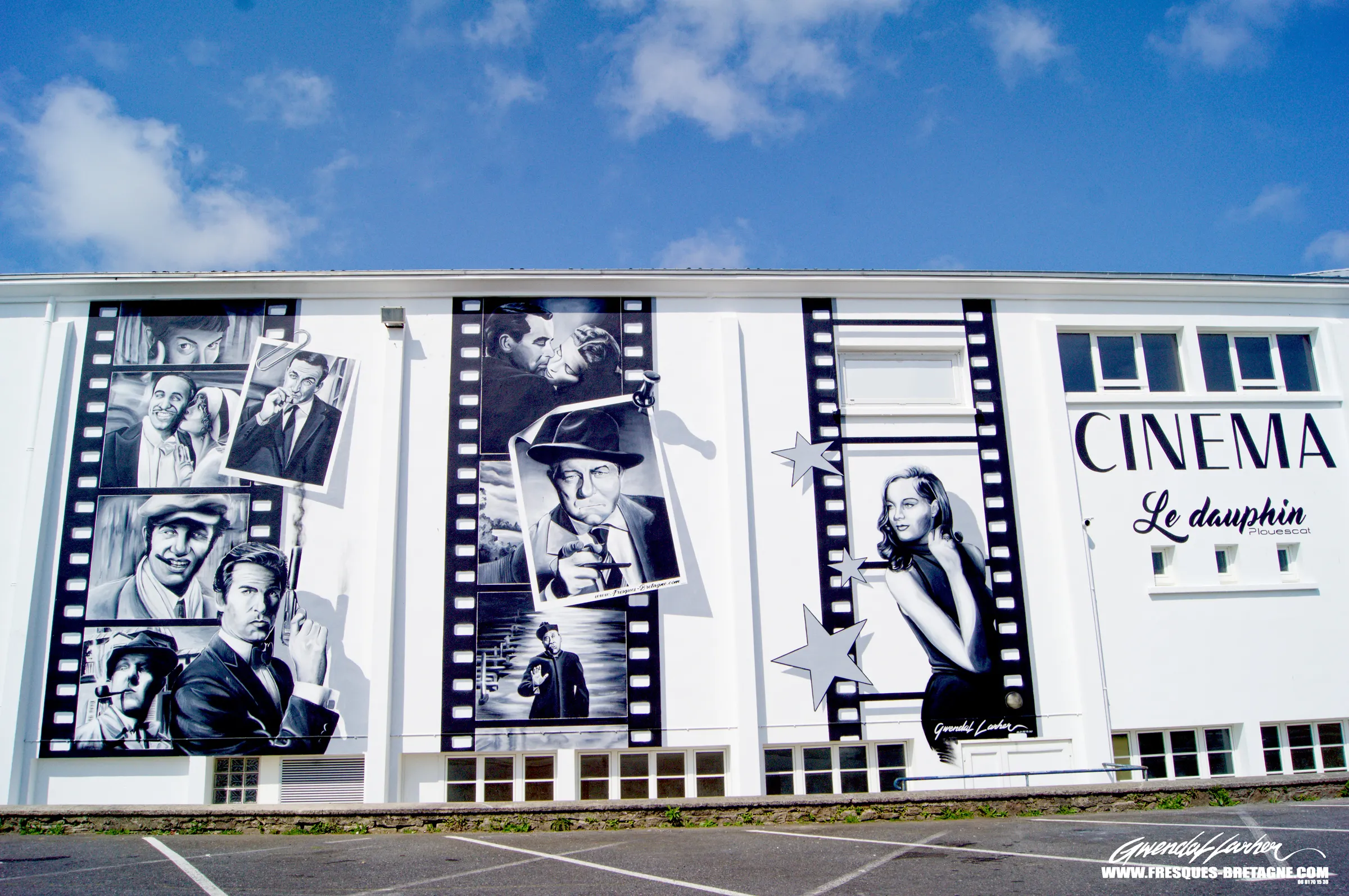 Fresque street art monumentale en noir et blanc sur la façade extérieure du cinéma Le Dauphin à Plouescat, portraits d'acteurs